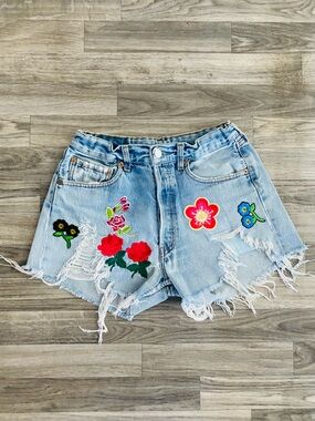 RP4LF Y2K 90s embroidered jean shorts medium Levi’s women’s cutoff